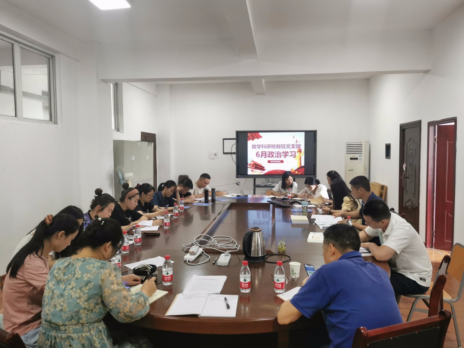 教学科研继教公司党支部6月政治学习.jpg